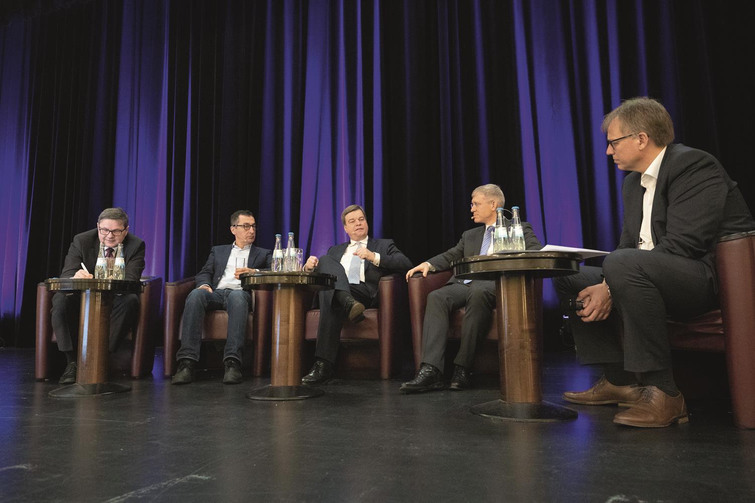 Auf dem VDV/BME-Forum Schienengüterverkehr diskutierten (v. l. n. r.) Gerd Deimel (c2i), Cem Özdemir (Vors. Verkehrsausschuss), Enak Ferlemann (Parl. Staatssekretär BMVI), Dr. Roland Bosch (Vorstand DB Cargo) und Joachim Berends (VDV-Vizepräsident) ...